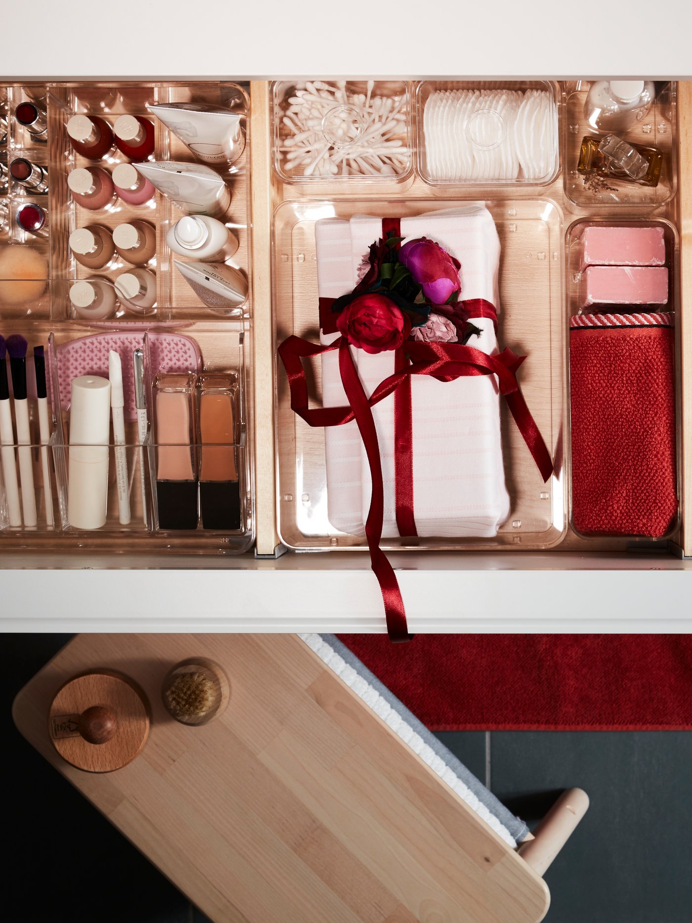 Un tapis de bain rouge VIKFJÄRD dans la salle de bain