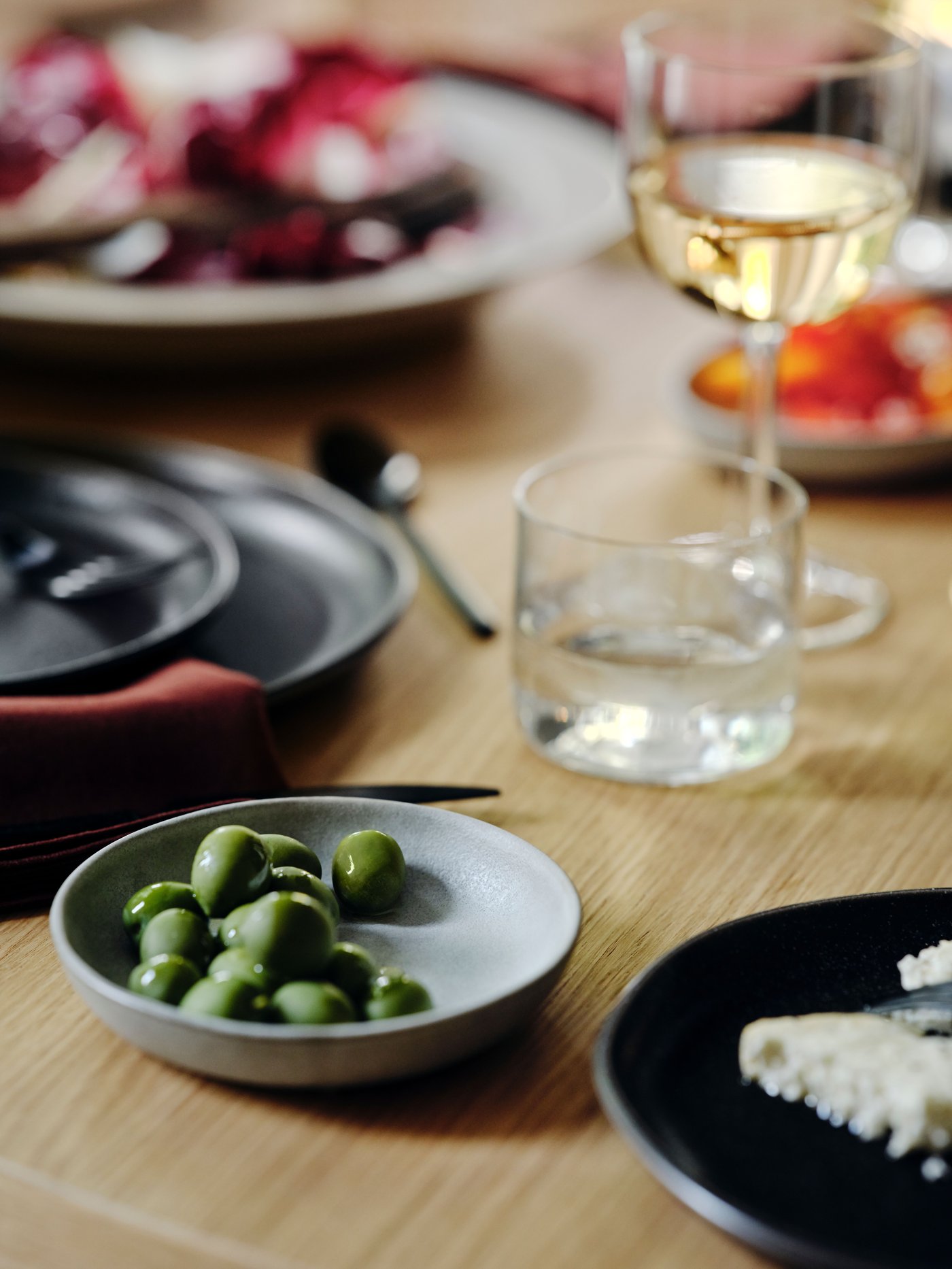 A beige STOCKHOLM 2025 serving bowl