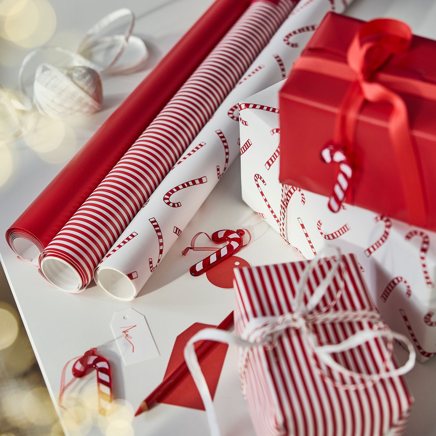 A mixed patterns/red/white VINTERFINT gift wrap roll