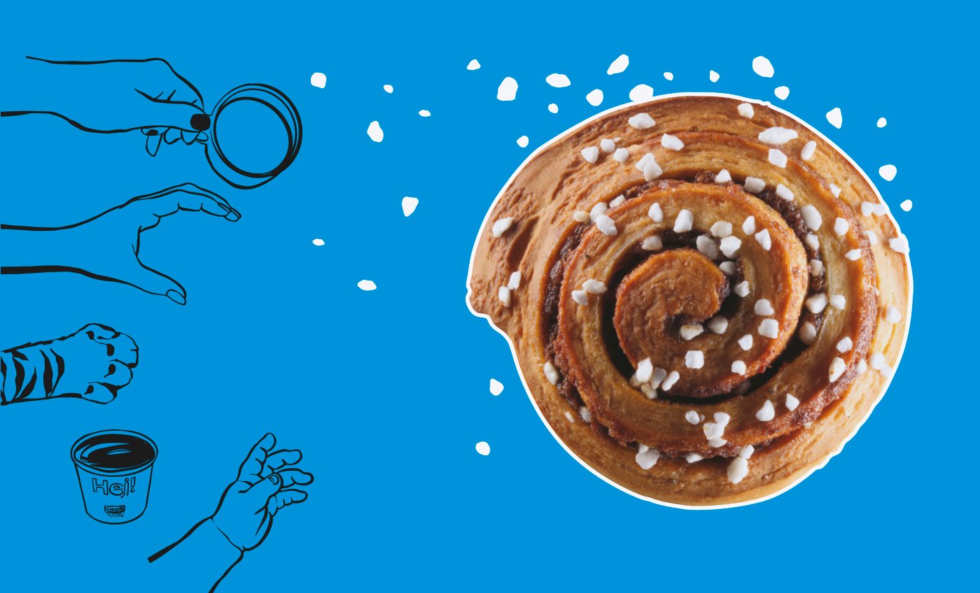 škoricový šnek na modrom pozadie