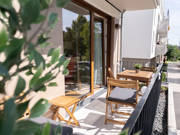Ein hellbraun gebeizter NÄMMARÖ Tisch, Outdoor auf einem Balkon.