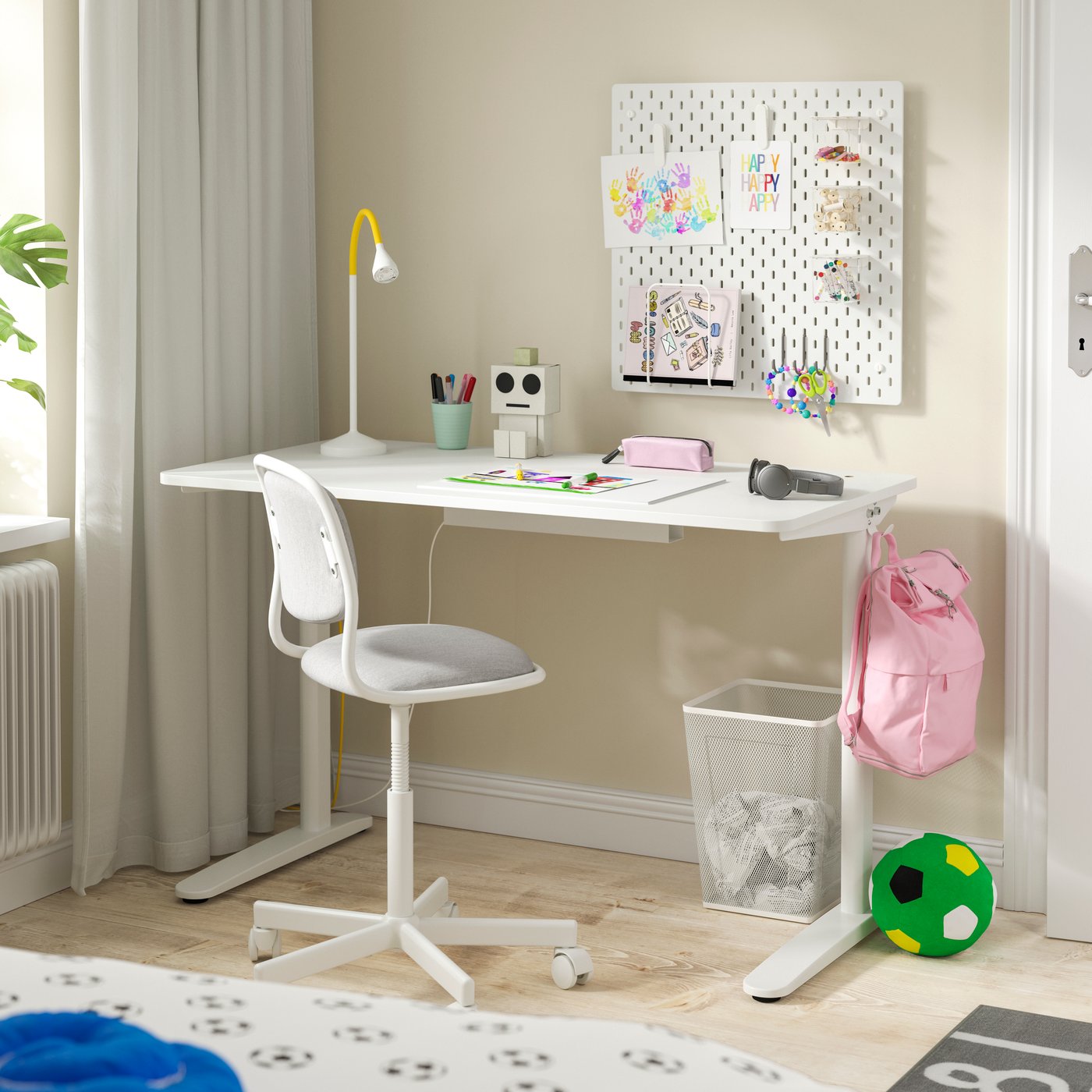 A white RELATERA desk