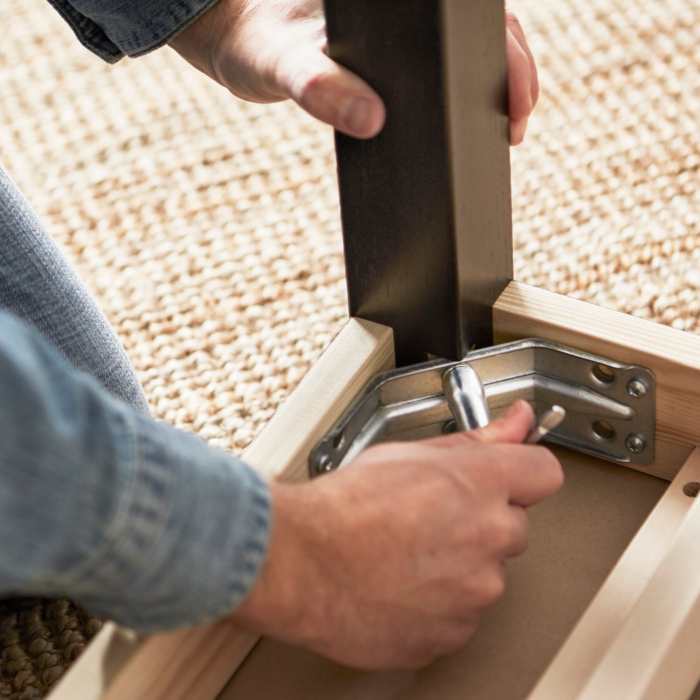 man to tighten furnishur