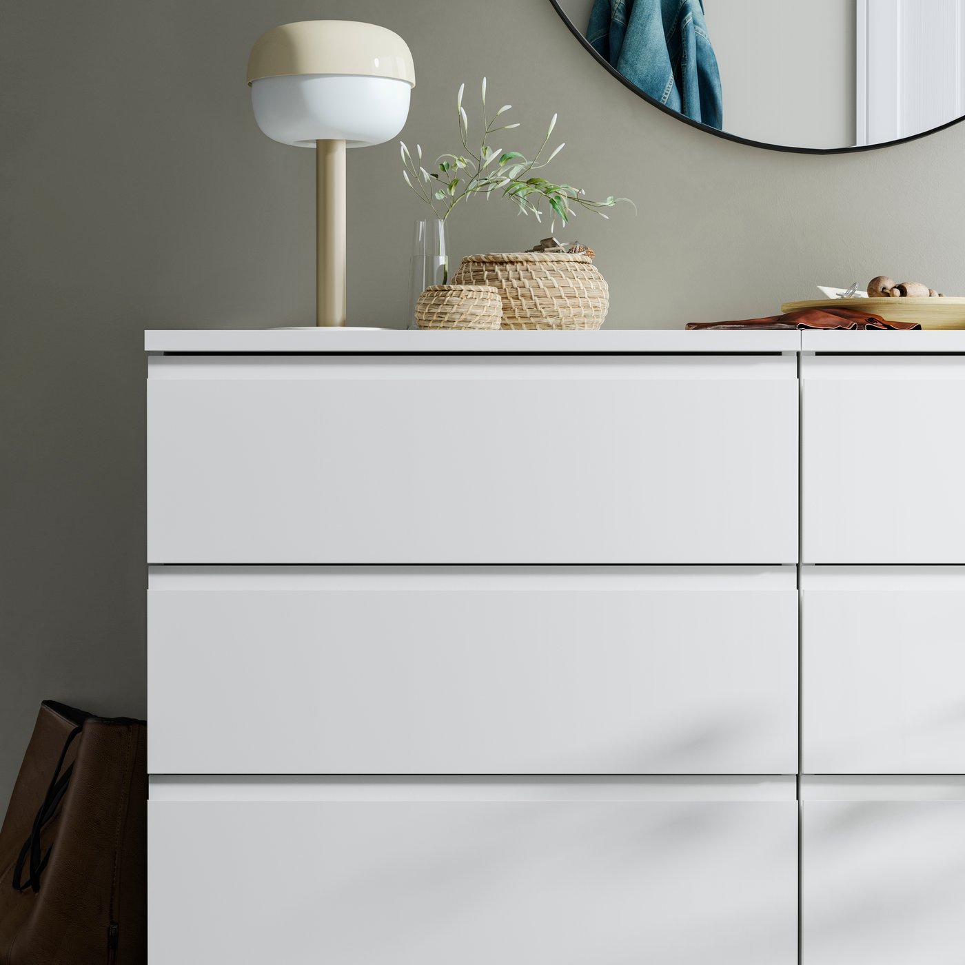 A DEJSA table lamp and small boxes are on top of a STORKLINTA chest with 3 drawers in white.