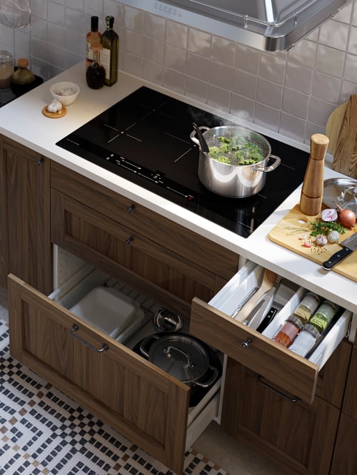 O bucătărie cu un vas IKEA 365+ cu capac, sertare cu mânere SKRUVSHULT, o tavă cu suport pentru cuțite și un vas pentru cuptor.