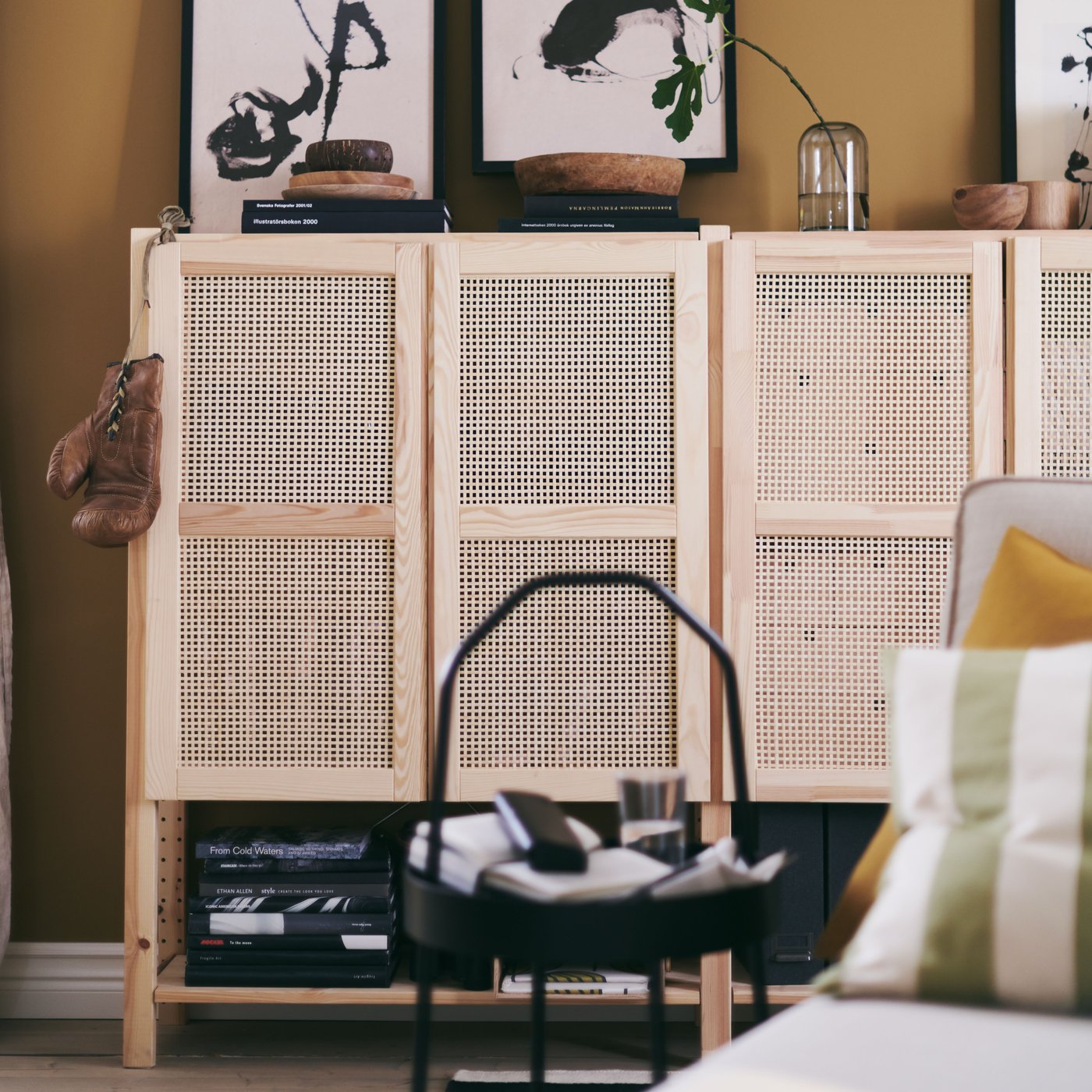 Une étagère en pin IVAR étagère IKEA avec portes dans le salon.