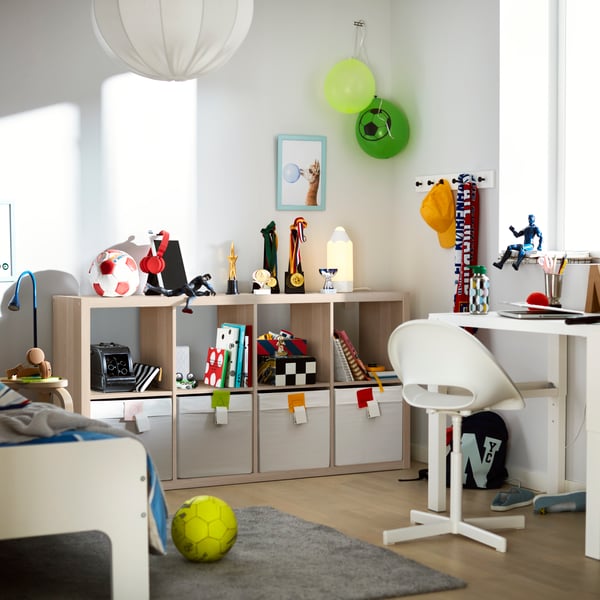 un dormitorio infantil con muebles KALLAX