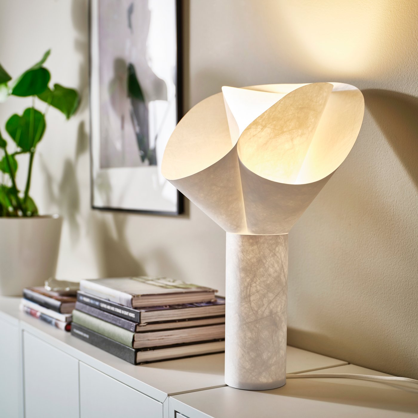 A white BÄCKNATE table lamp