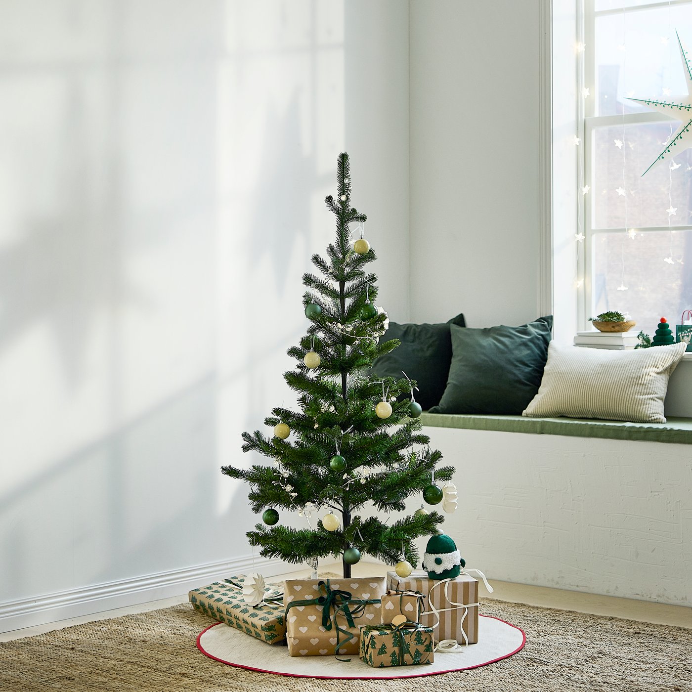 Natuurlijk ingepakte kerstcadeaus onder een kleine kerstboom