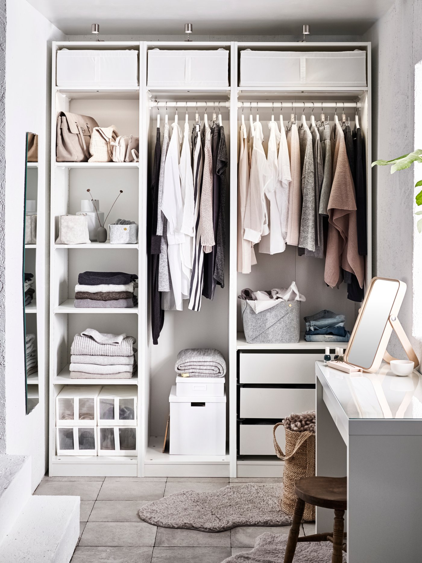 Bílá šatní skříň před stolkem a za rohem předsíně.