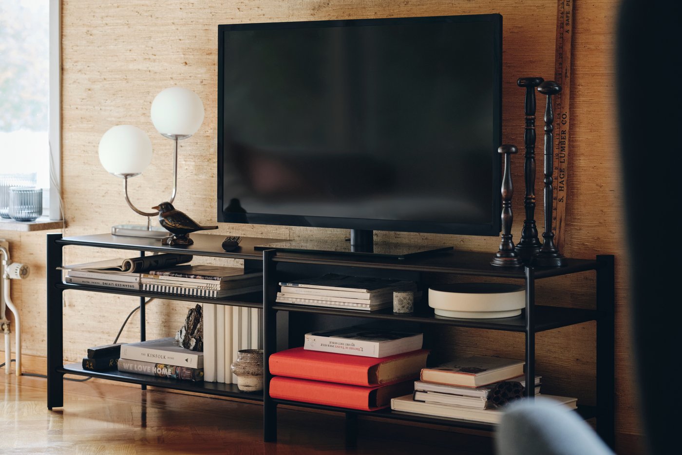 A black JÄTTESTA TV bench