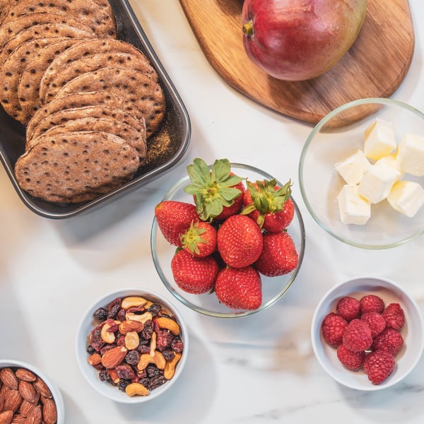 Ciotole, piatto e tagliere con ingredienti per le ricette