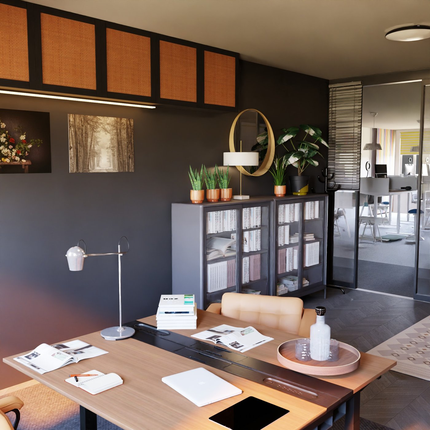 Teil eines Büros. Blick über einen Schreibtisch hinweg auf zwei Vitrinen. Links oberhalb der Vitrinen geschlossene Hängeschränke. Unter den Hängeschränken eine LED - Lichtleiste und darunter zwei Bilder. Rechts von den Vitrinen eine Glasschiebetür und der Blick auf weitere Büroräume.