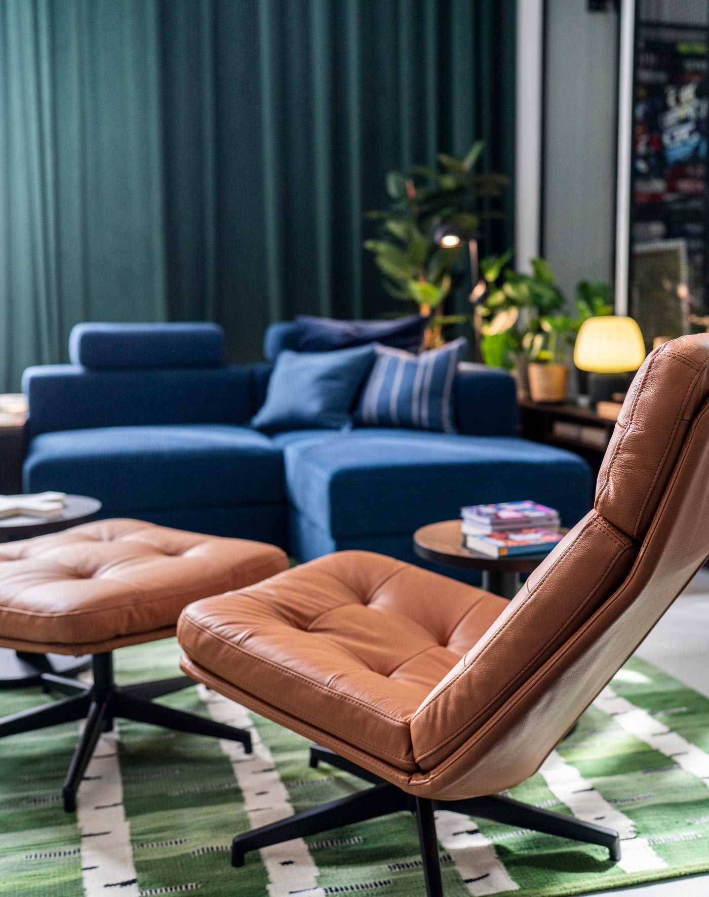 Studio ampio con in primo piano una poltrona girevole HAVBERG con poggia piedi.