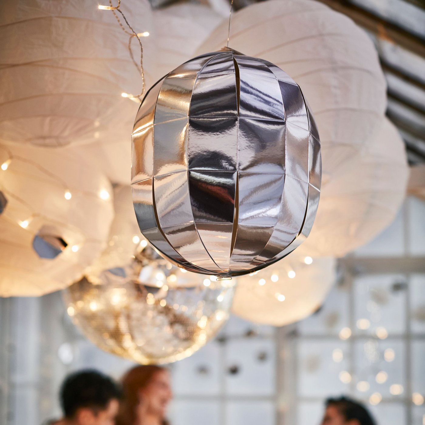 En FRÖJDA-hängande dekoration i kromeffekt