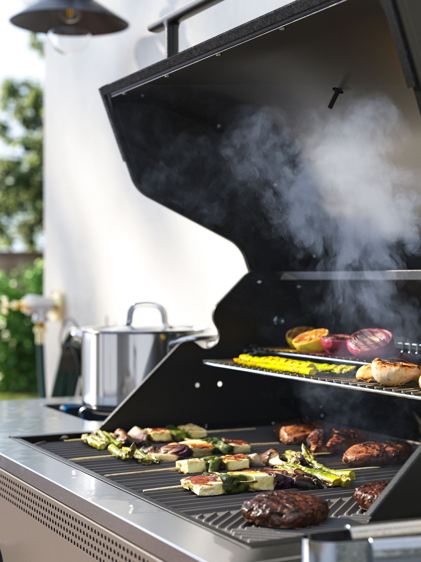 Es ist ein dunkelgrauer BÅTSKÄR Gasgrill mit Seitenbrenner für draußen zu sehen