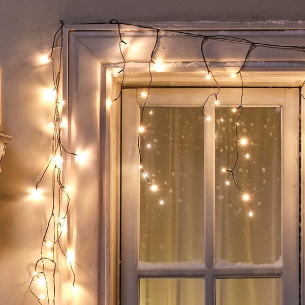 Eine LED-Lichterkette STRÅLA für den Aussenbereich in Eiszapfenform mit 200 Lichtern.