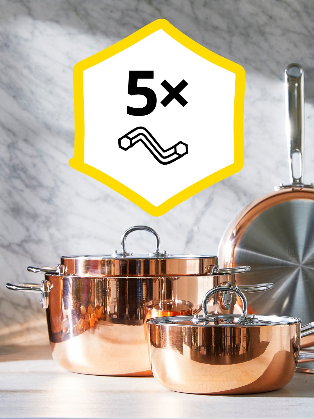 Kupferfarbener Kochtopf-Set mit Deckeln auf heller Arbeitsfläche, ergänzt durch Symbol für 5-teiliges Set.