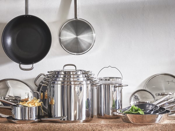 Una pentola IKEA 365+ in acciaio inossidabile con coperchio 