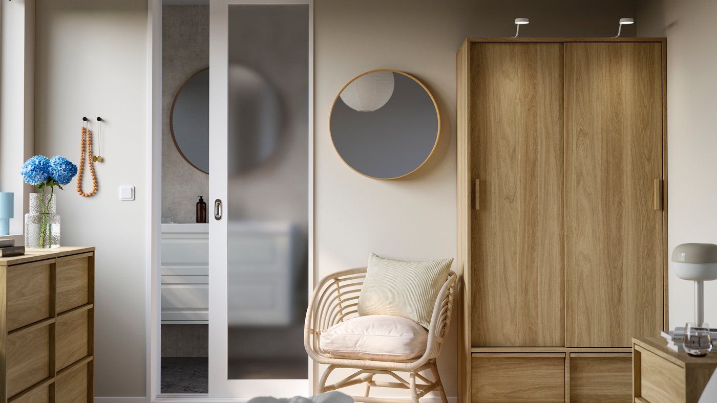 Una camera da letto con un armadio in rovere 