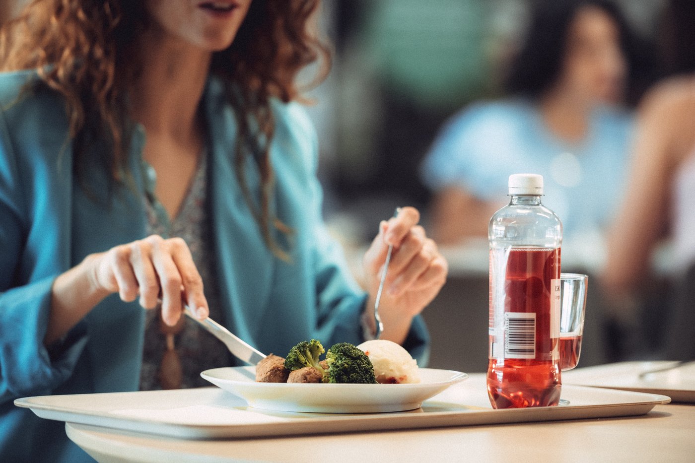 kobieta jedząca klopsy w restauracji IKEA