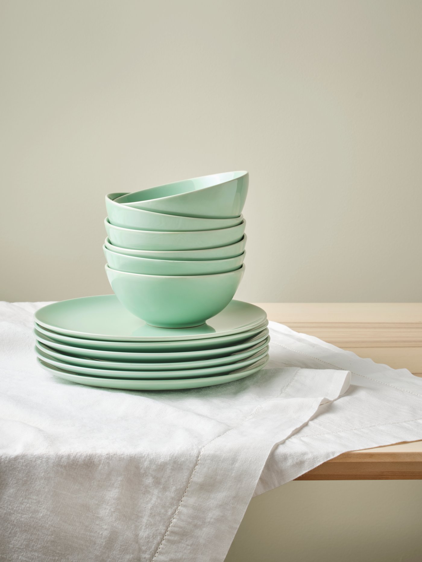 A light green FÄRGRIK bowl in the dining room