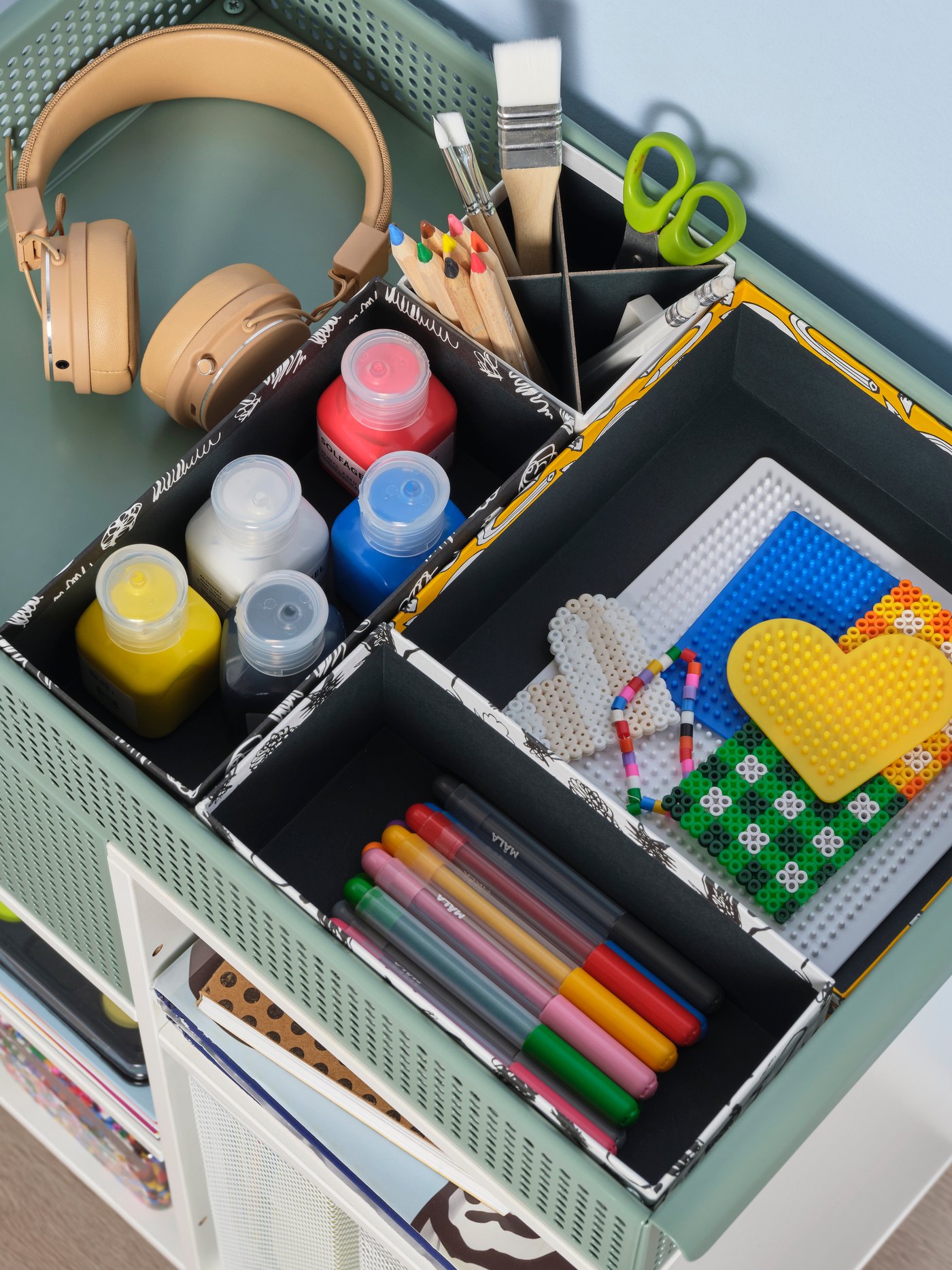 A patterned/multicolour LYSMASK box