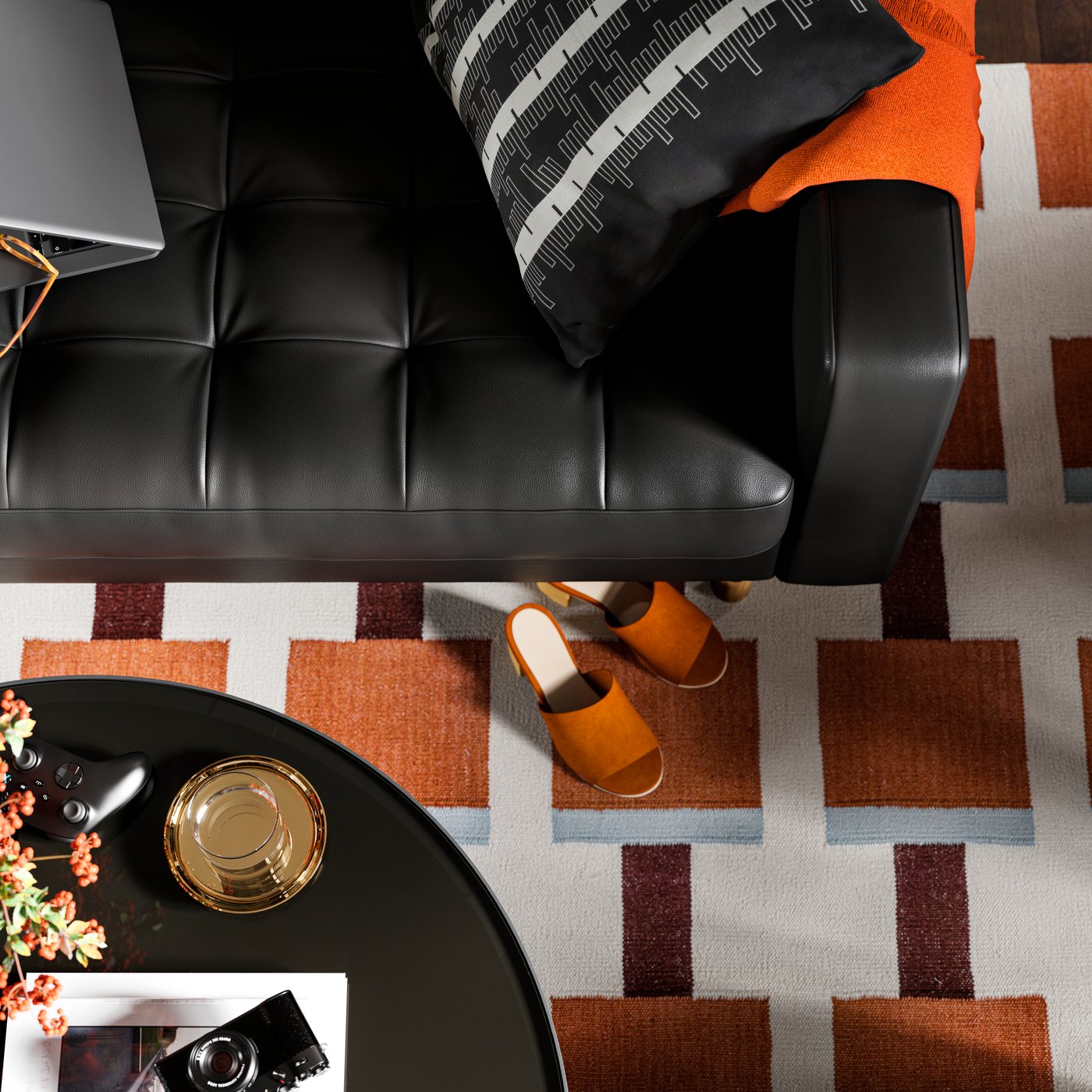 En 3-personers sofa i læder og belagt stof står på et STOCKHOLM 2025 tæppe over for et FRÖTORP sofabord.