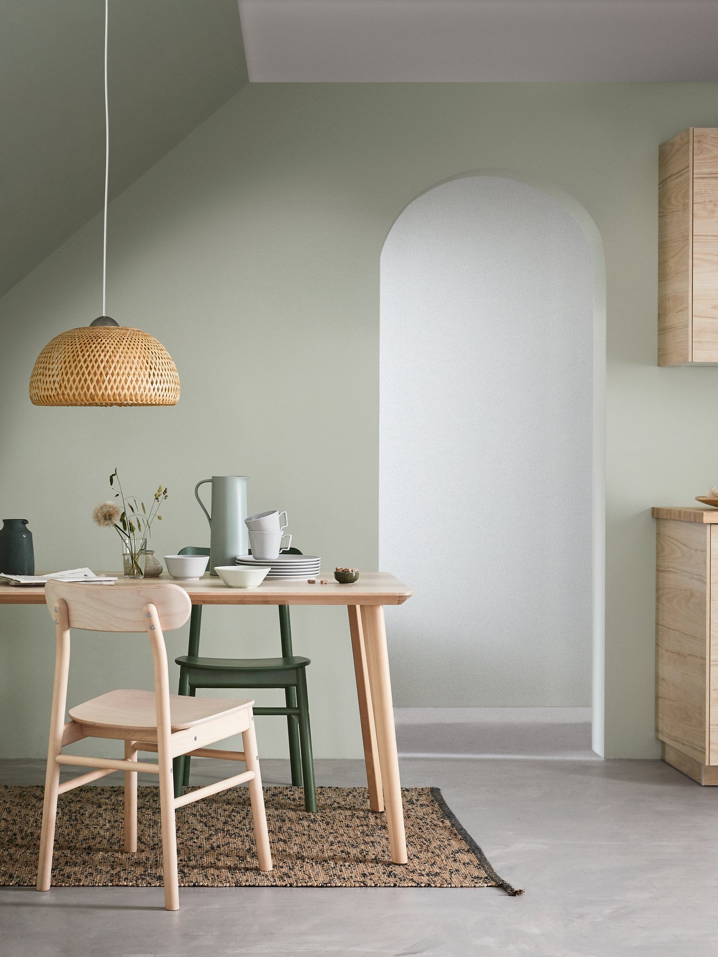 Comedor pequeño con mesa LISABO color madera con 2 sillas RÖNNINGE, una color verde y otra color madera.