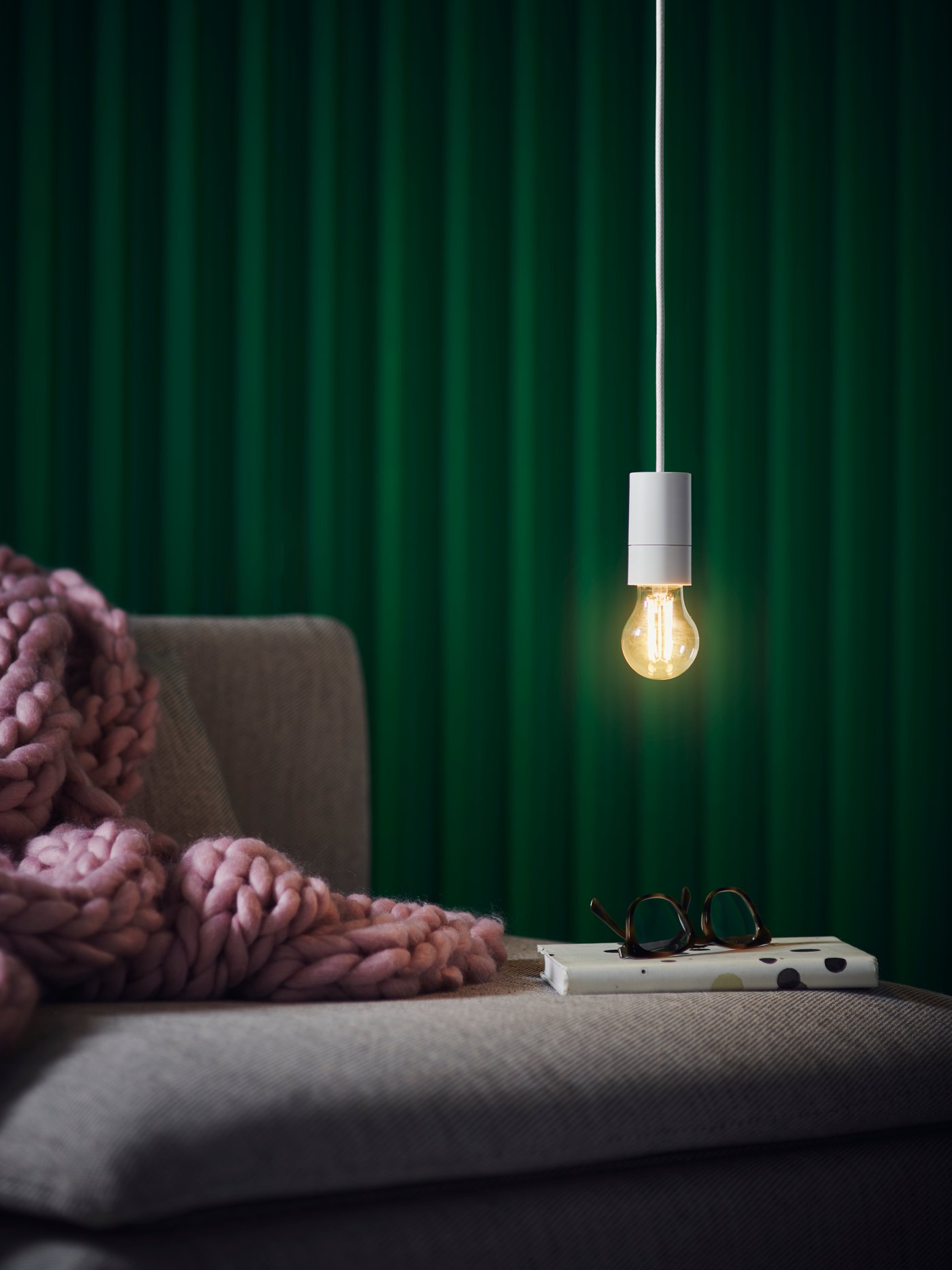 A globe clear SOLHETTA LED bulb E27 470 lumen