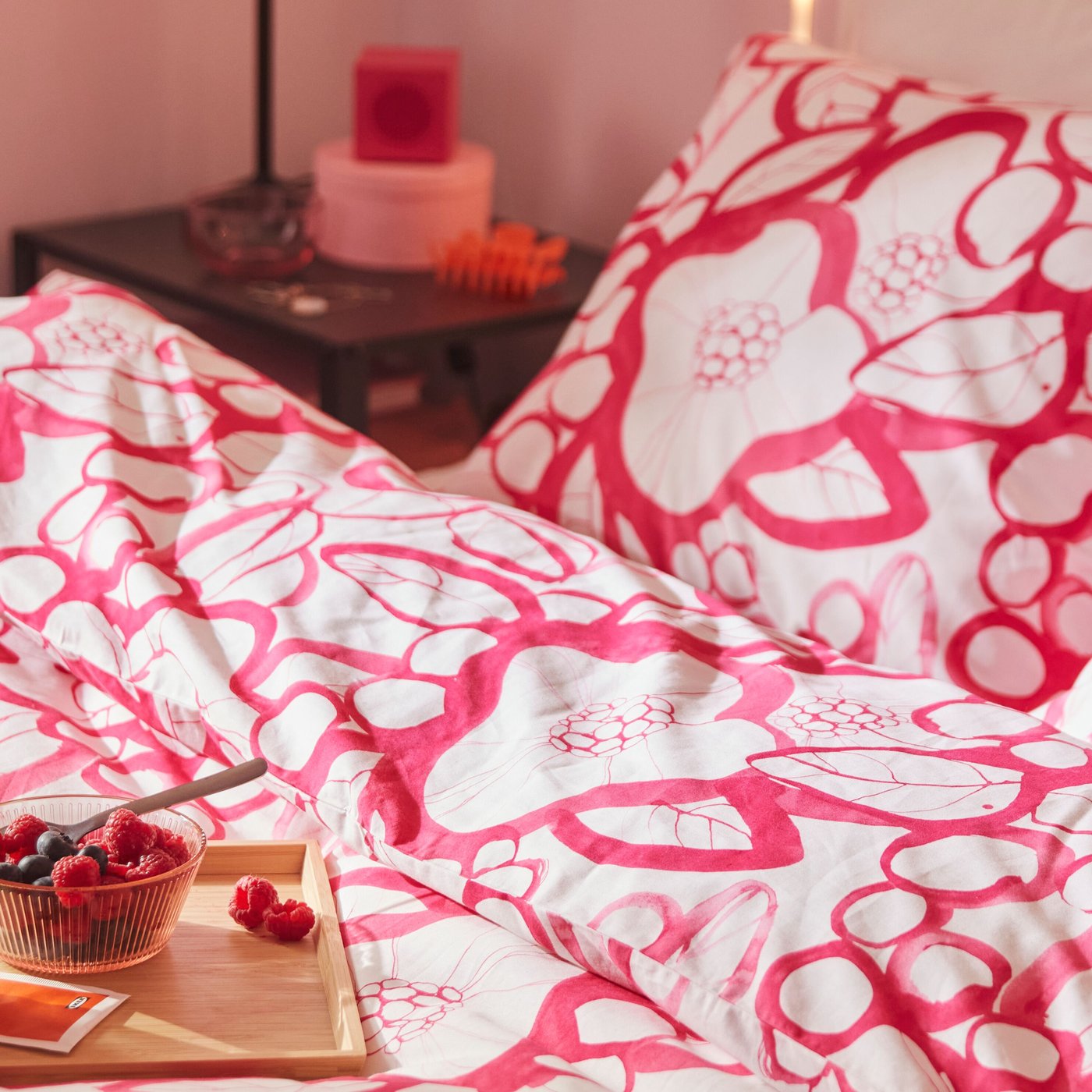 Detail of a white and bright pink duvet cover and almoda.