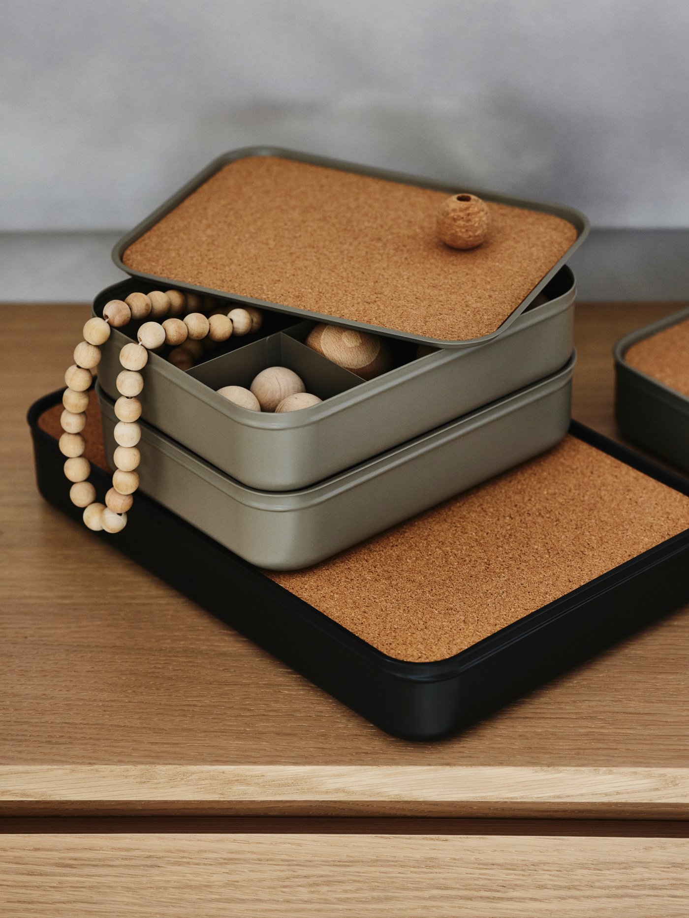 Eine dunkelgrau-beige HARVMATTA-Box mit Fächern