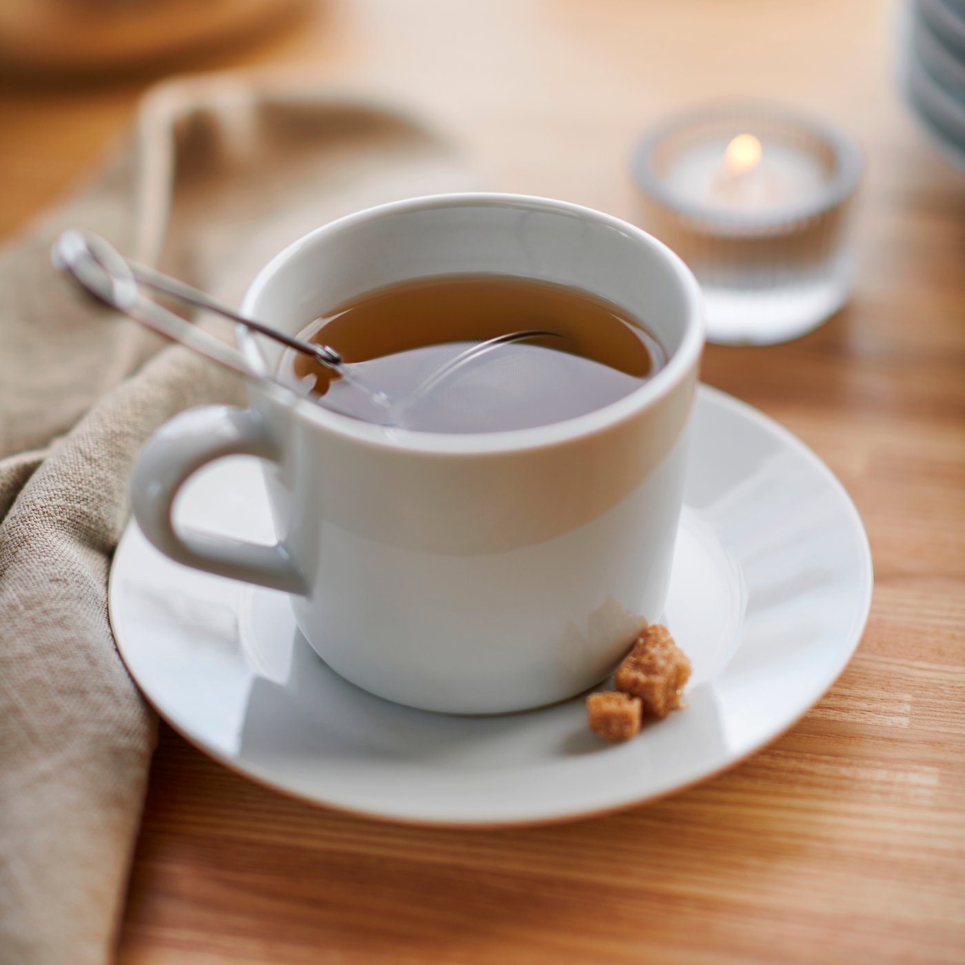 En vit IKEA 365+ kopp med fat