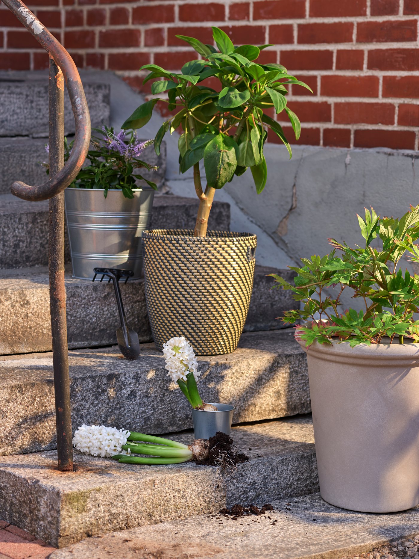 An in/outdoor dark grey/beige RÅGKORN plant pot