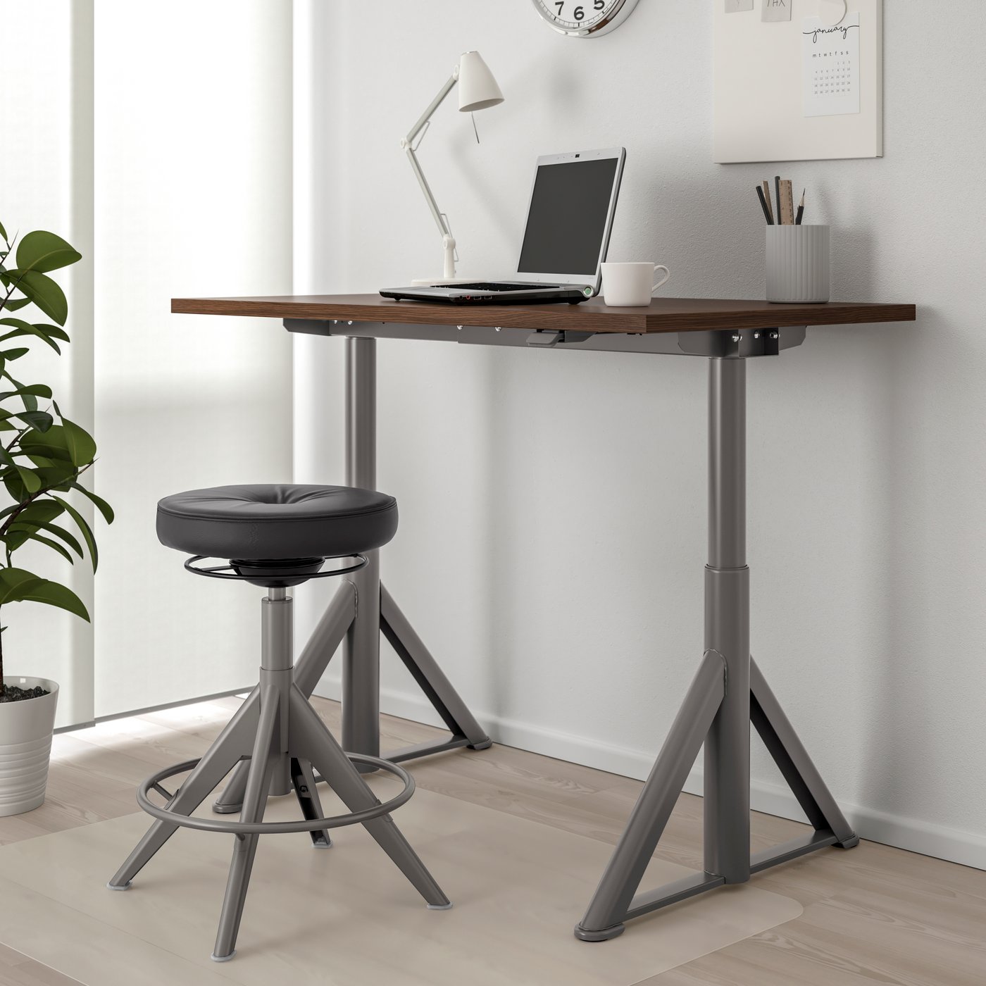 A brown/dark grey IDÅSEN desk sit/stand