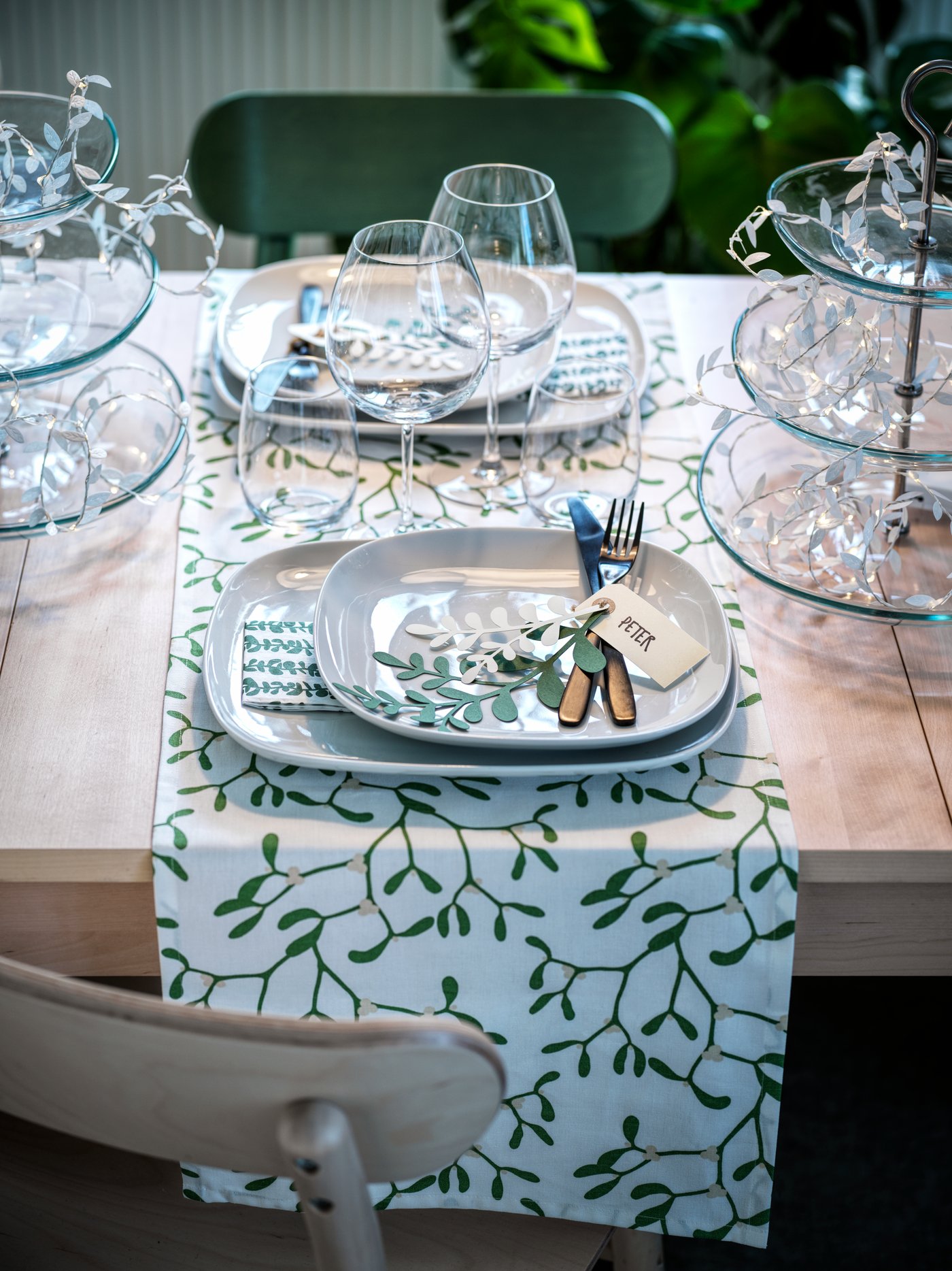 A white VÄRDERA plate