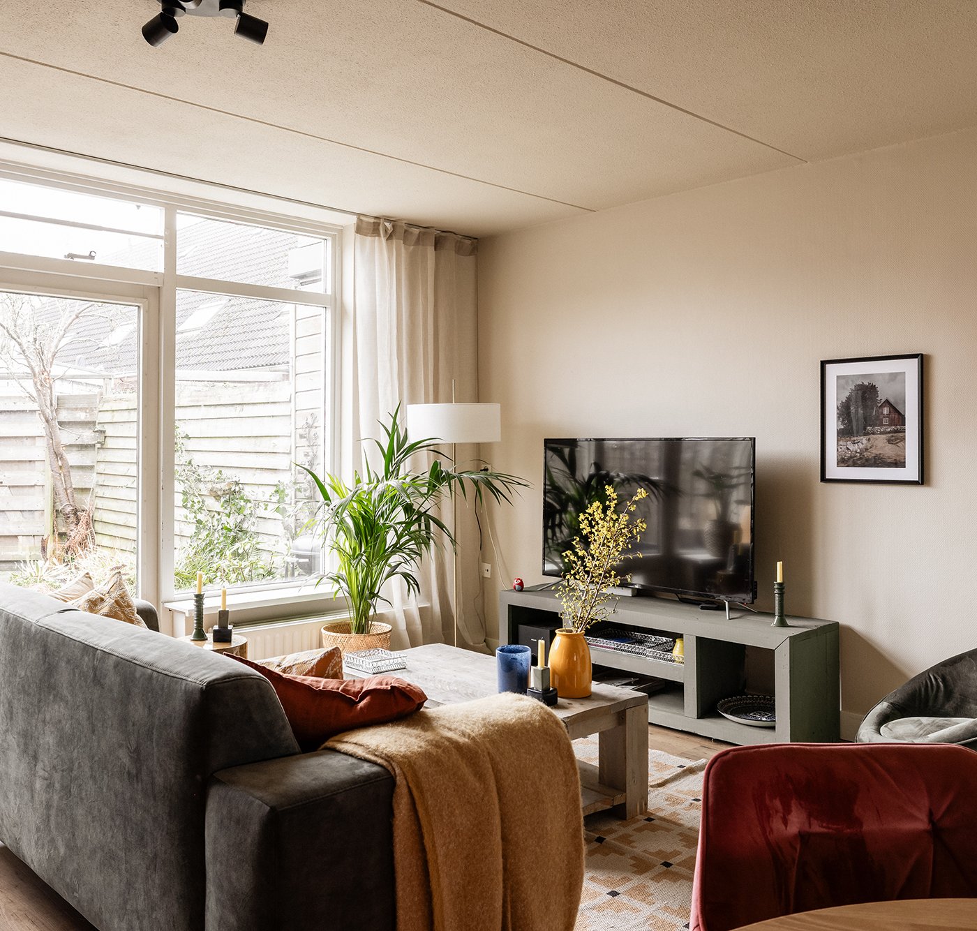 Zithoek in de woonkamer. Naast het tv-meubel staat een STOCKHOLM 2025 lamp.