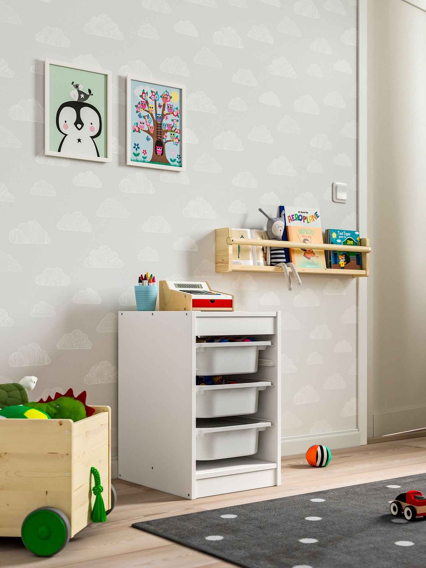 Una combinació d'emmagatzematge TROFAST blanca/blanca amb caixes.