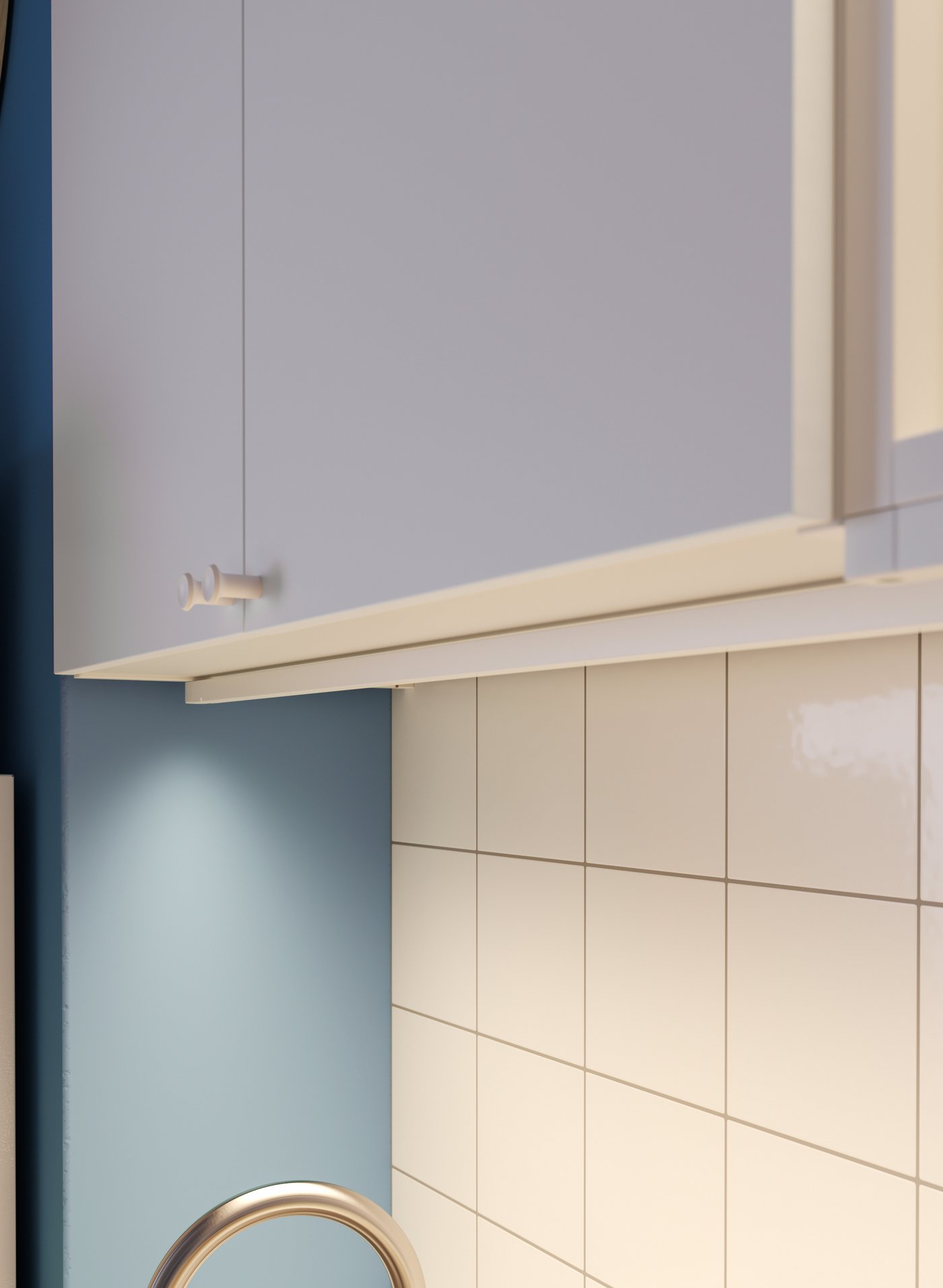 Foco largo de luz LED con sensor SKYDRAG integrado en la parte inferior de un mueble de cocina blanco empotrado a muro, sobre el lavaplatos. 