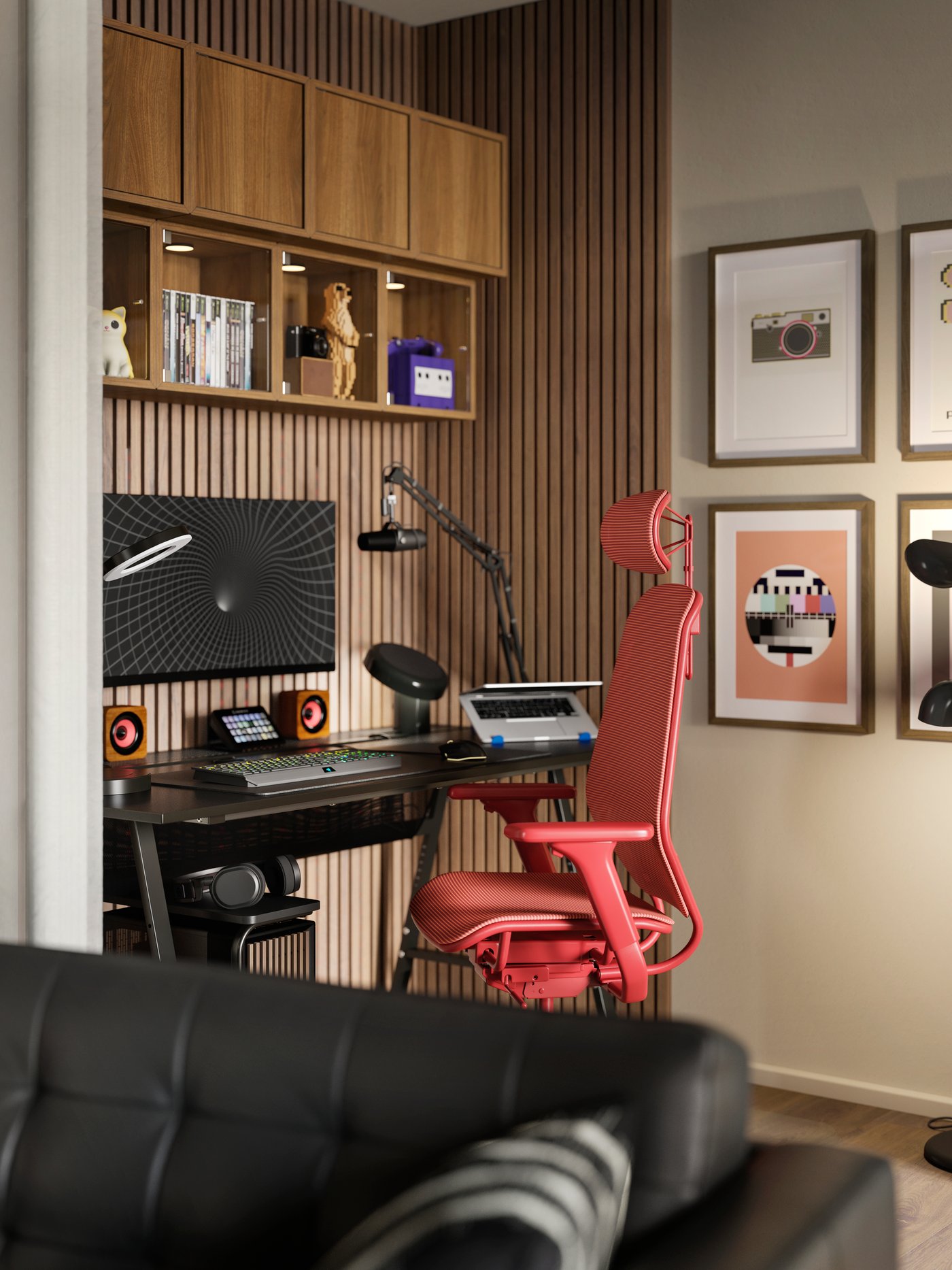 Ett svart UTESPELARE gamingbord och en röd STYRSPEL gamingstol står i ett hörn av vardagsrummet. Retrotryck pryder väggarna.