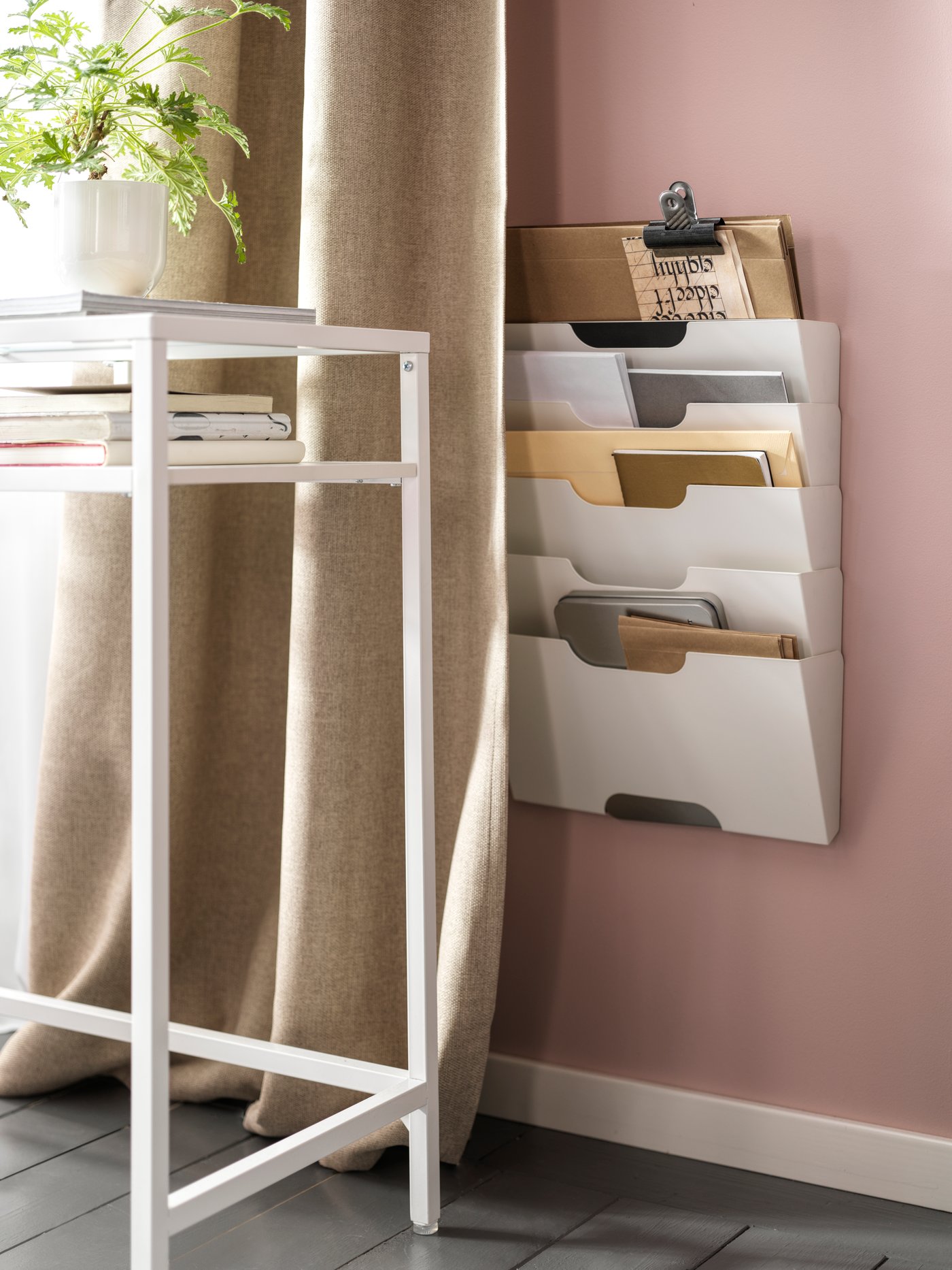 Un organizador VITTSJÖ en la pared al costado de un escritorio.