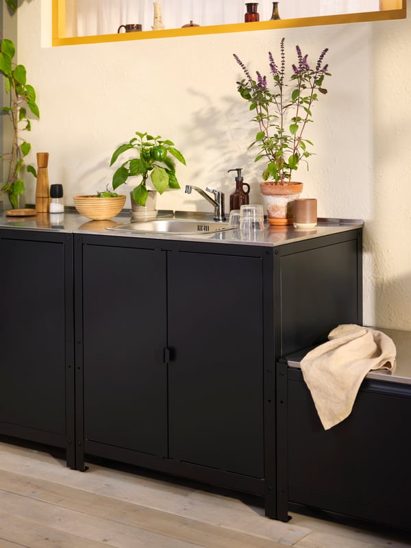 Un moulin à épices noir IKEA 365+ IHÄRDIG à l'extérieur.