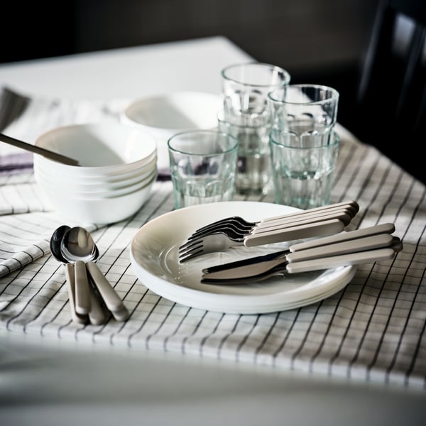 A beige UPPHÖJD 16-piece cutlery set