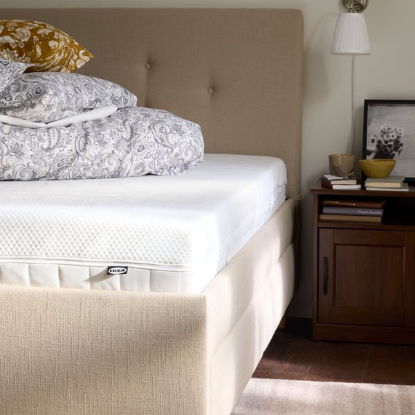 Een zwart RÖDALM frame in de slaapkamer