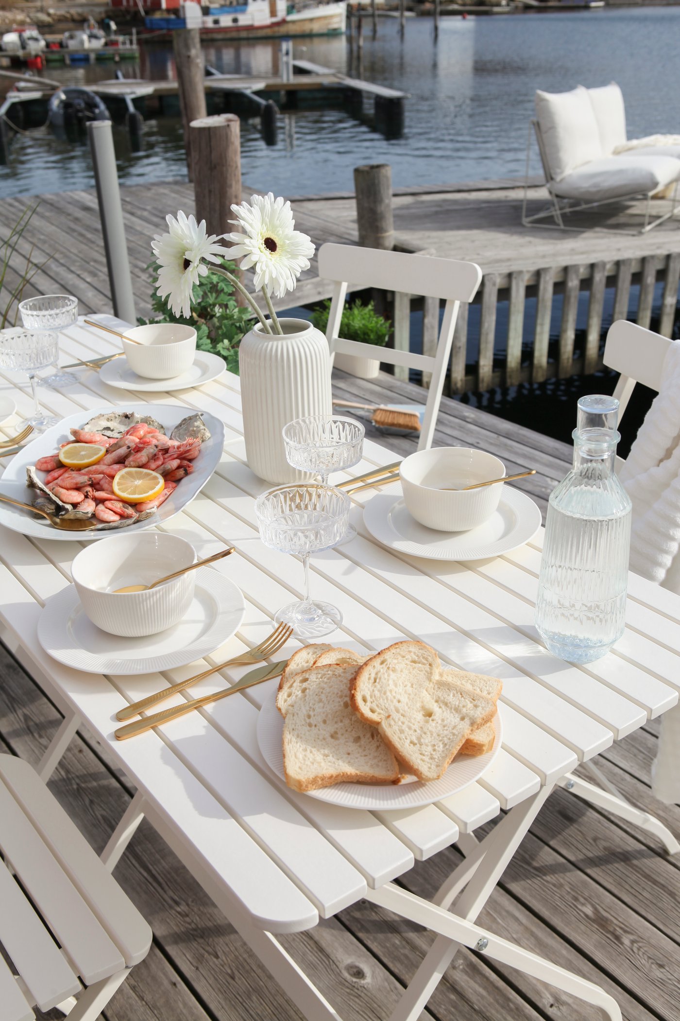 A clear glass/patterned SÄLLSKAPLIG carafe with stopper