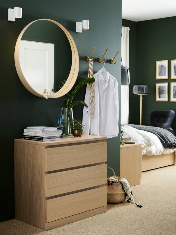 Ein Schlafzimmer mit einer MALM Kommode mit 3 Schubladen aus Eichenfurnier