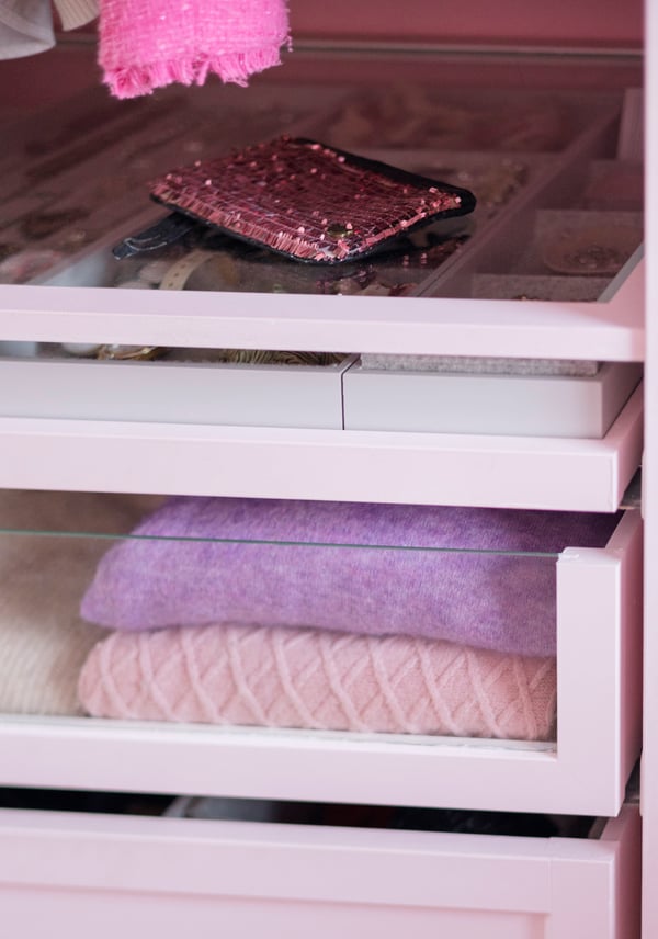 PAX skap malt rosa med KOMPLEMENT garderobeinnredning.