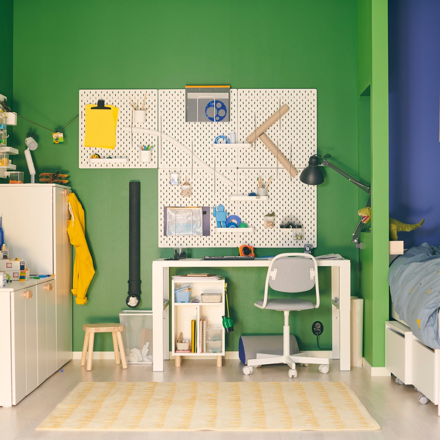 Kinderschreibtisch vor einer grünen Wand.