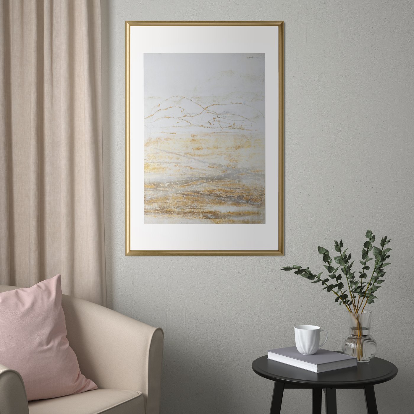 Een gouden SILVERHÖJDEN fotolijst aan de muur in de woonkamer.