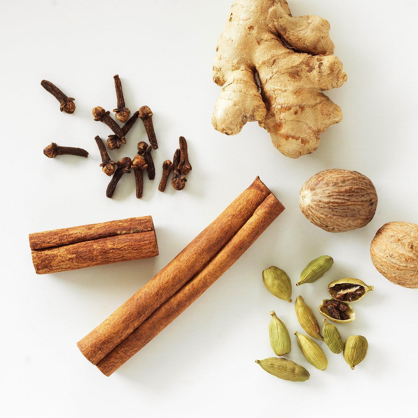 Bild på kanelstång, ingefära, pumpafrön och nejlikor för att symbolisera doften kryddigt på doftljus. 